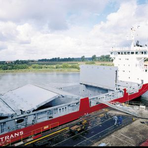 sistema di chisura per boccaporto per nave cargo