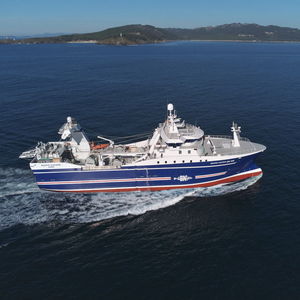 nave da pesca professionale peschereccio a strascico