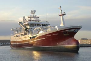 nave da pesca professionale peschereccio a strascico