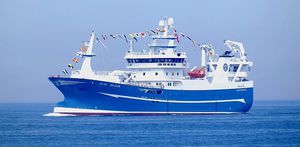 nave da pesca professionale peschereccio a strascico