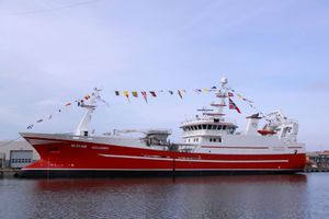 nave da pesca professionale peschereccio a strascico