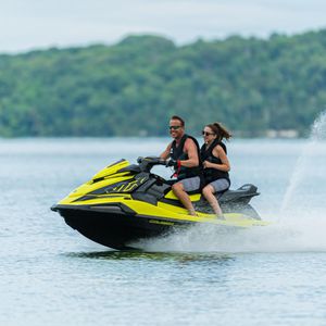 moto d'acqua seduto