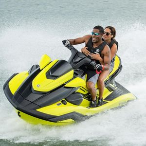 moto d'acqua seduto