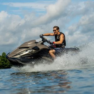 moto d'acqua seduto