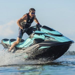 moto d'acqua seduto