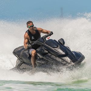moto d'acqua seduto