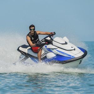 moto d'acqua seduto