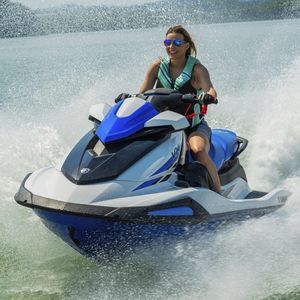 moto d'acqua seduto