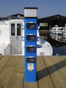 colonnina di distribuzione elettrica / di distribuzione di acqua / con illuminazione incorporata / per pontile