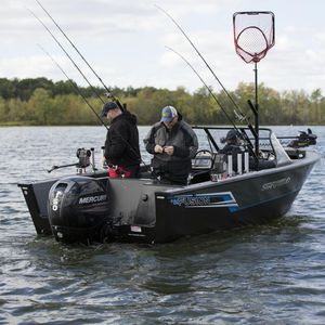 bay boat fuoribordo / con dual console / da pesca sportiva