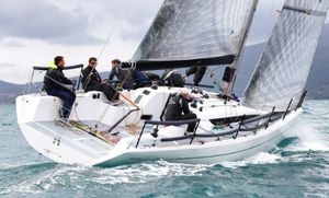 barca a vela da regata e crociera