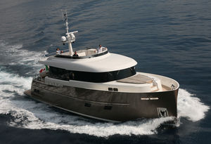 motor-yacht da crociera / con fly / con scafo dislocante / con 3 cabine