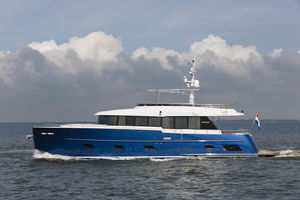 motor-yacht da crociera / con fly / con scafo dislocante / con 4 cabine