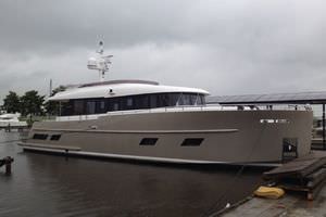 motor-yacht da crociera / con fly / con scafo dislocante / con 3 cabine
