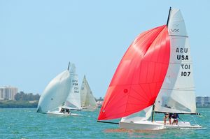 barca a vela con chiglia da regata