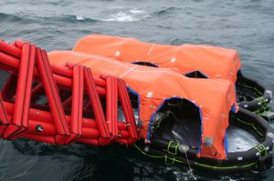 scivolo di evacuazione marino per nave