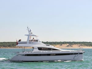motor-yacht catamarano / da crociera / con fly / semi-custom