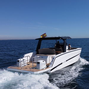 barca open catamarano