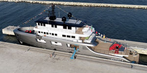 super-yacht da crociera / raised pilothouse