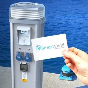 sistema di pagamento con carta per colonnina per pontile