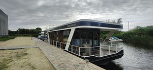 barca a motore house-boat elettrica a energia solare