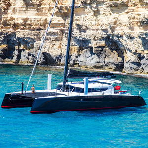 barca a vela in carbonio