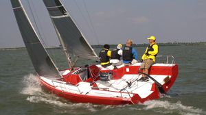 barca a vela con chiglia da regata 1