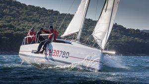 barca a vela da regata e crociera