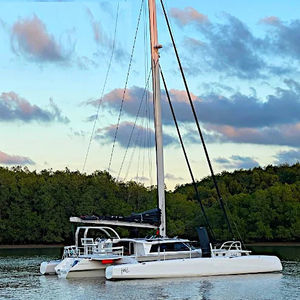 sailing-yacht trimarano