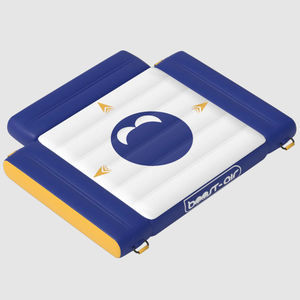 gioco acquatico con piattaforma