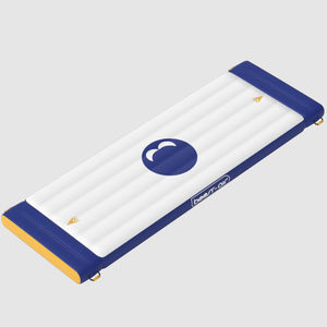 gioco acquatico con piattaforma