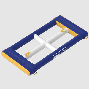 gioco acquatico con piattaforma