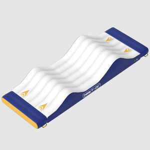 gioco acquatico con piattaforma