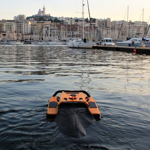 drone marino per la raccolta di rifiuti