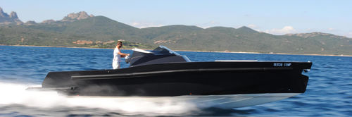 Cabinato entrofuoribordo - Maori 37 - MAORI YACHT WORLD LTD - diesel / open / con console centrale
