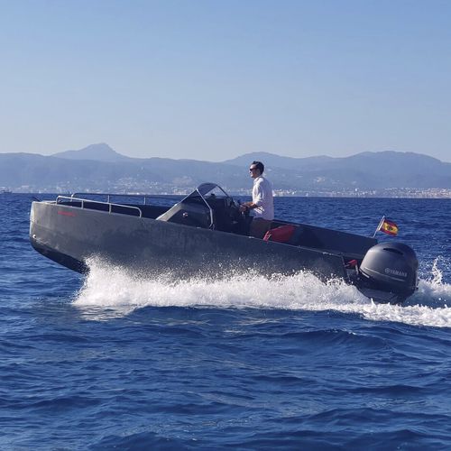 Barca open fuoribordo - M6  - Nuva Yachts - con console centrale / max. 8 persone / con cabina