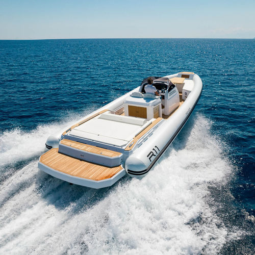 Gommone entrobordo - R11 BOW RIDER - RENIER - bimotore / semirigido / con console centrale