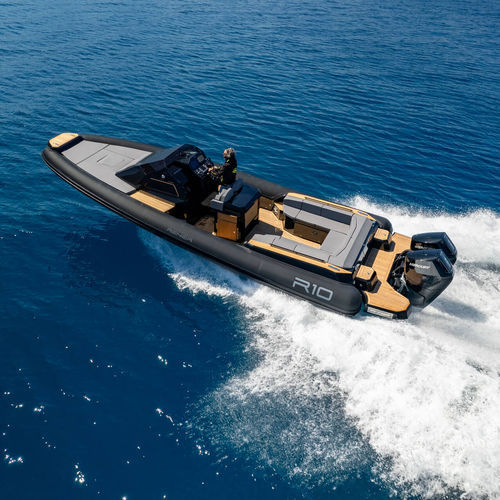 Gommone fuoribordo - R10 CABIN TOURER - RENIER - bimotore / semirigido / con console centrale