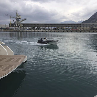 Lancia fuoribordo - E430  - ARC Yachts - elettrica / con console laterale / max. 6 persone
