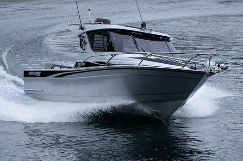 Cabin-cruiser entrobordo - 795 XST - Extreme Boats EU Ltd. - con cabina di pilotaggio / da pesca sportiva / in alluminio