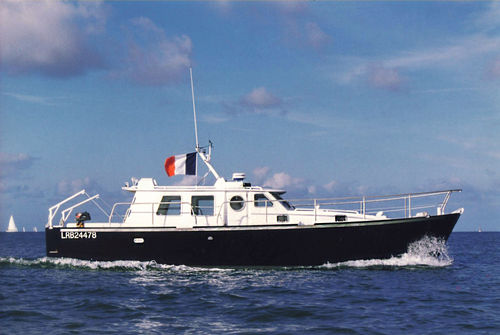 Cabinato entrobordo - KING ATLANTIQUE - META YACHTS - bimotore / hard-top / in alluminio