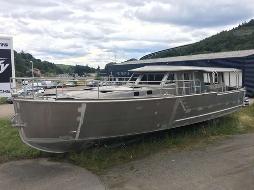 Cabinato entrobordo - ECOTROLL 49 - META YACHTS - con cabina di pilotaggio / in alluminio / con 3 cabine