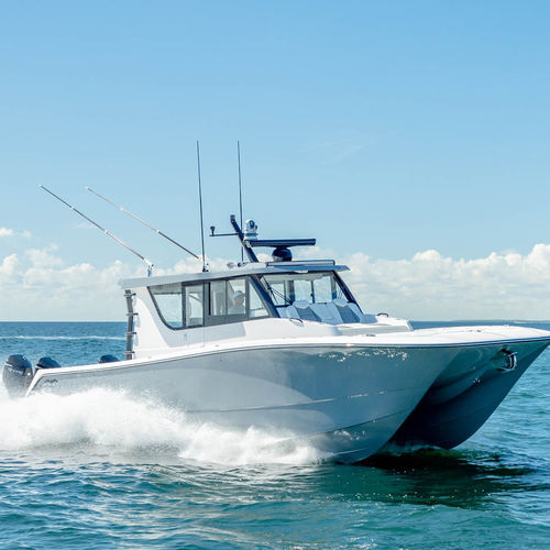 Cabinato catamarano - 46’ - Invincible Boat Company - fuoribordo / quadrimotore / con console centrale