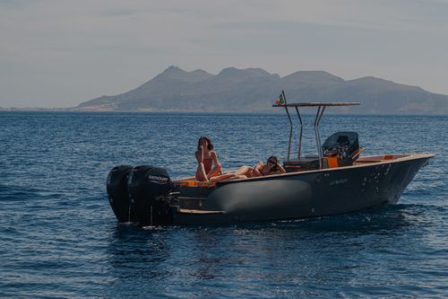 Barca open fuoribordo - LEVANZO 25 - LILYBAEUM YACHT SRL - bimotore / con console centrale / da pesca sportiva