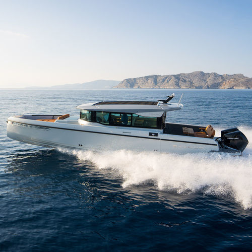 Cabinato fuoribordo - 320 GTC - Saxdor Yachts Oy - bimotore / con carena a gradino / con cabina di pilotaggio