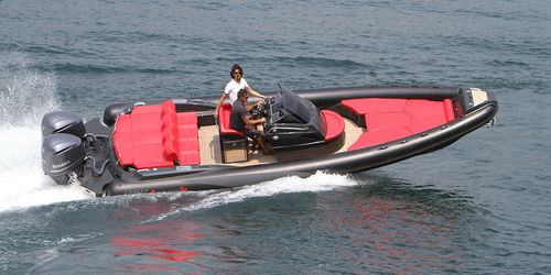Gommone fuoribordo - ADRENALINA 9.0 - Lomac - bimotore / semirigido / con console centrale