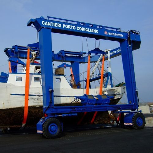 Travel lift controllato a distanza - 100V - Eden Tech Srl - a ruote indipendenti / quattro ruote motrici / sterzatura Ackermann