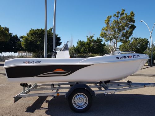 Barca open fuoribordo - VORAZ  400 OPEN - VORAZ Astilleros - con console centrale / da pesca sportiva / max. 5 persone