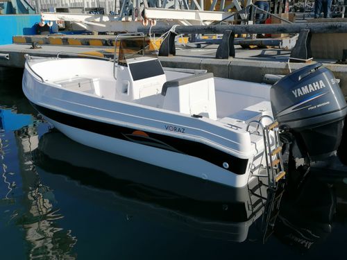 Barca open fuoribordo - VORAZ  475 OPEN - VORAZ Astilleros - con console centrale / da escursione / da pesca