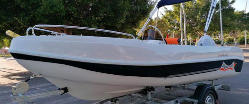 Barca open fuoribordo - VORAZ  450 OPEN PLUS - VORAZ Astilleros - con console centrale / da immersione / da pesca sportiva